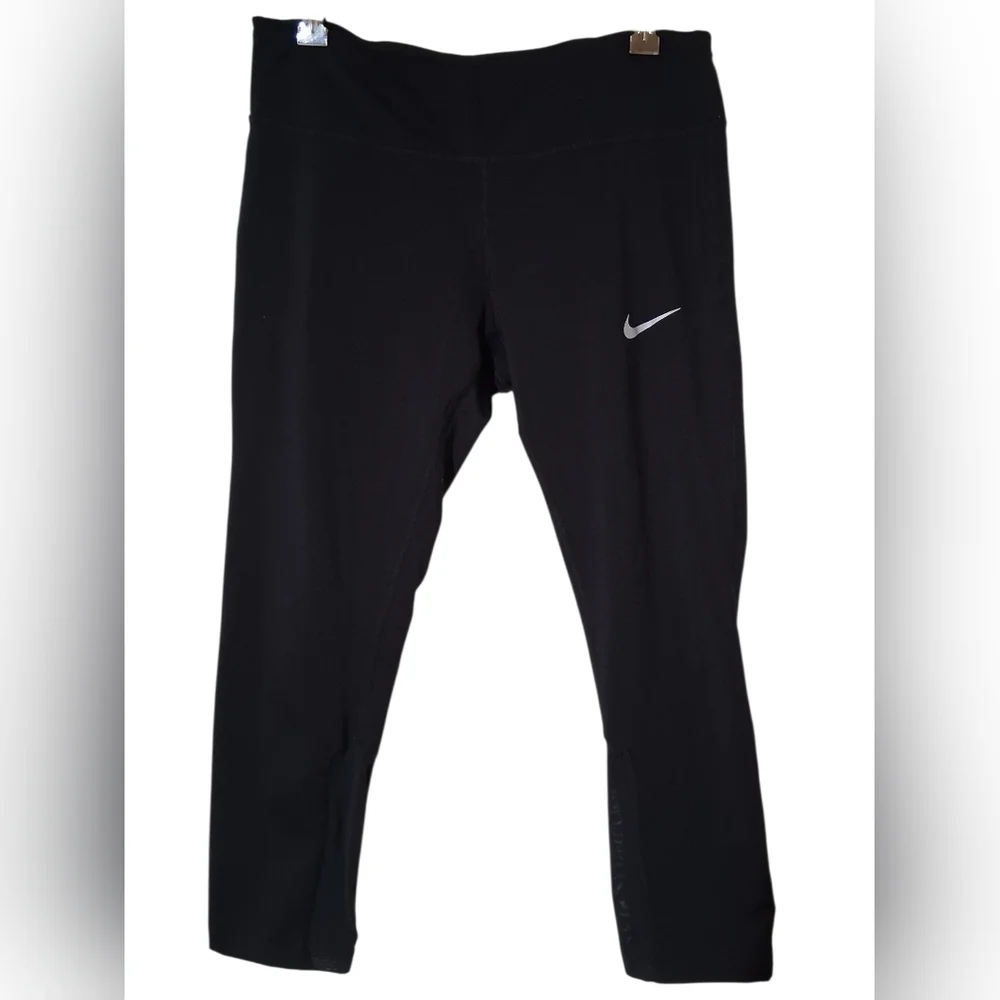 EUC - NIKE - Dri Fit Capri Cropped Black Yoga Workout Leggings - Women Medium - Picture 3 of 14